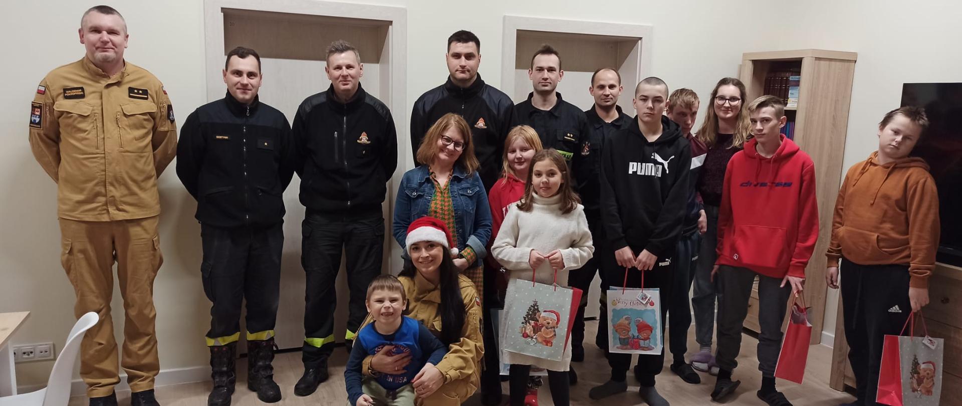 Świąteczne prezenty od strażaków Komendy Powiatowej PSP w Gostyninie