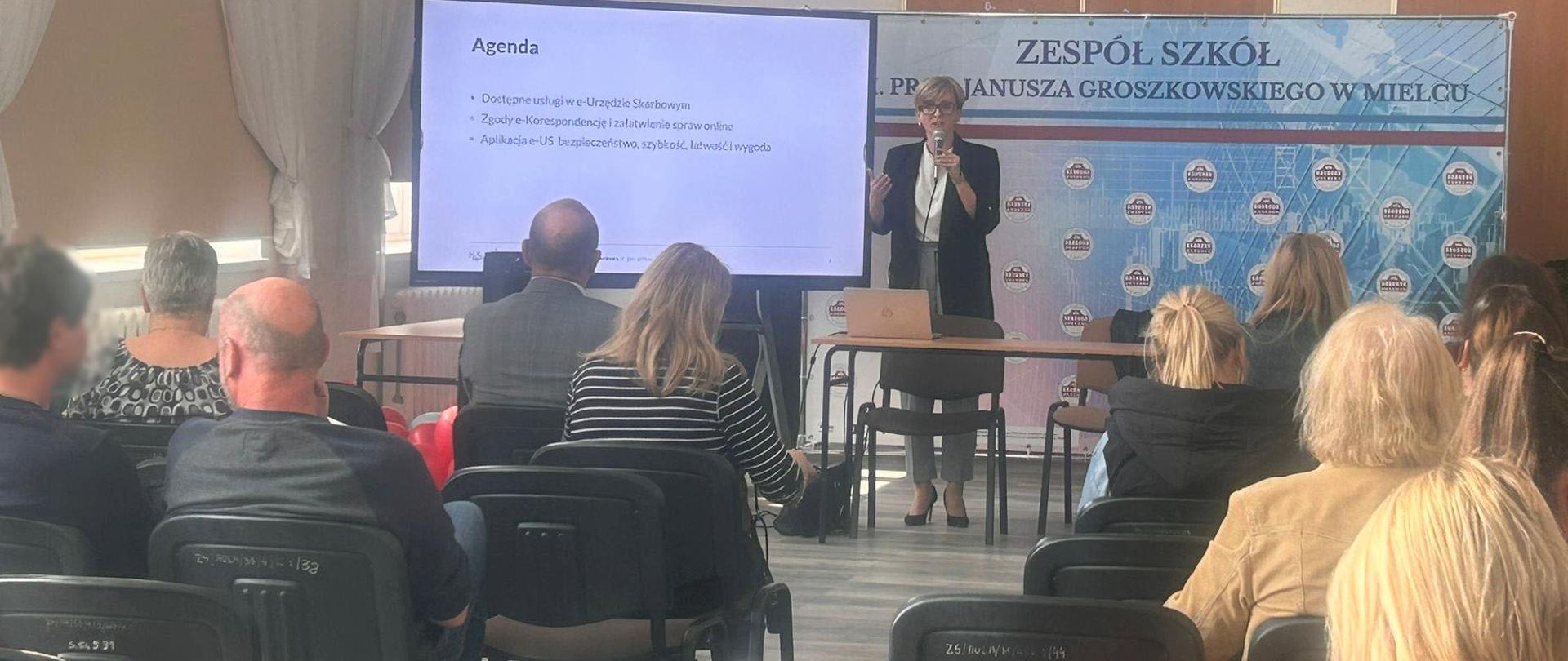 Naczelnik US w Mielcu stoi przed uczestnikami spotkania. 