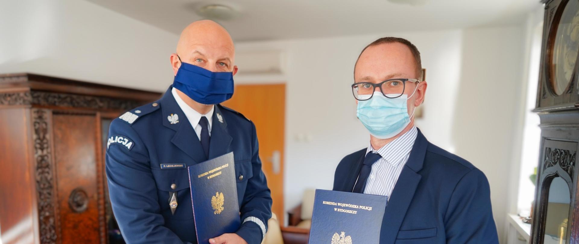 Komendant Wojewódzki Policji w Bydgoszczy i Regionalny Dyrektor Ochrony Środowiska w Bydgoszczy, trzymają podpisane umowy i podają sobie ręce