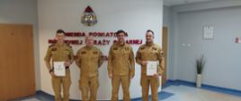 Zdjęcie przedstawia czterech strażaków podczas wręczania nagród od Zachodniopomorskiego Komendanta Wojewódzkiego PSP.