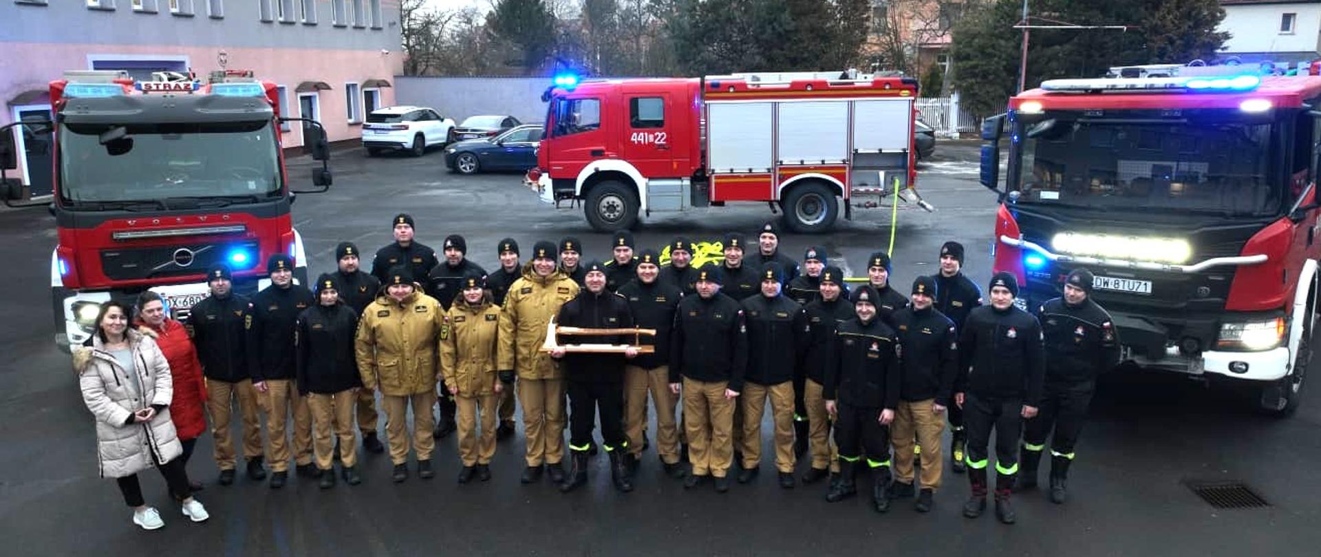 Wspólne zdjęcie uczestników ostatniej zmiana służby st. ogn. Tomasz Fijołka