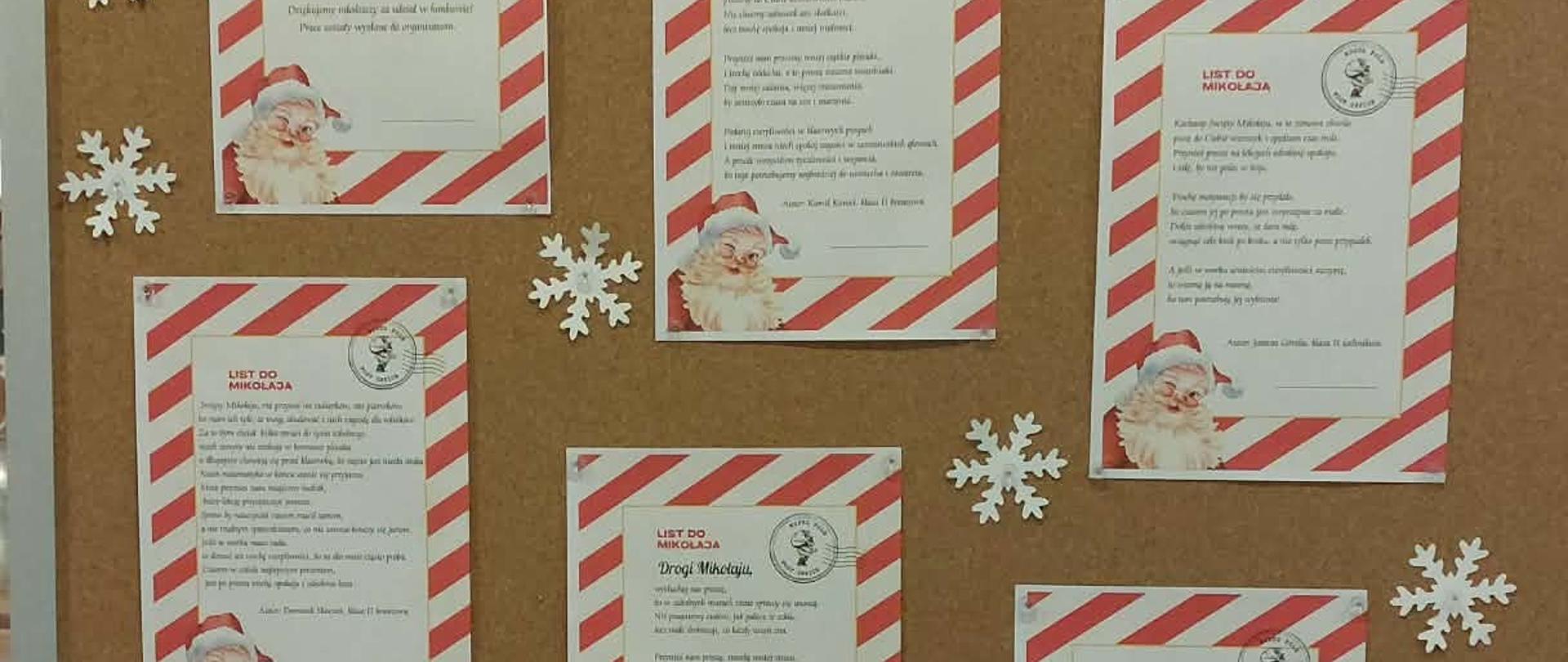 Sześć Kartek z napisem „List do Mikołaja” zawierające wiersze uczniowskie przypięte do tablicy korkowej.