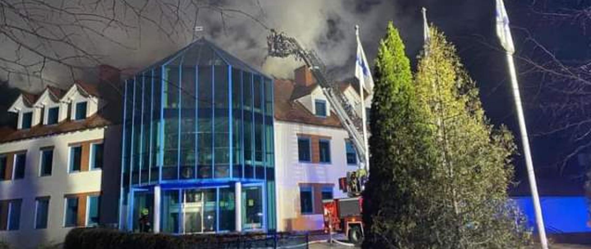 Strażacy prowadzą działania związane z powstaniem pożaru w budynku biurowym.