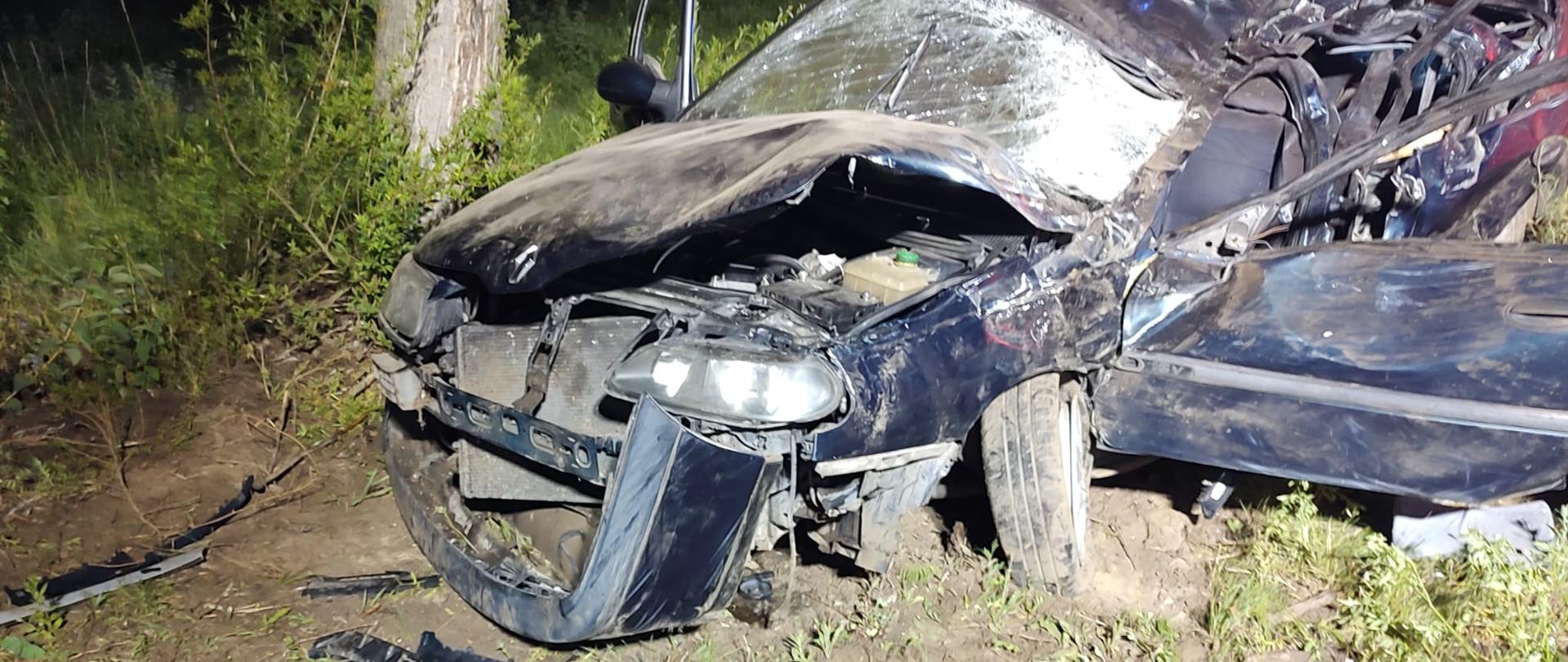 Zdjęcie przedstawia uszkodzony samochód osobowy po zdarzeniu.