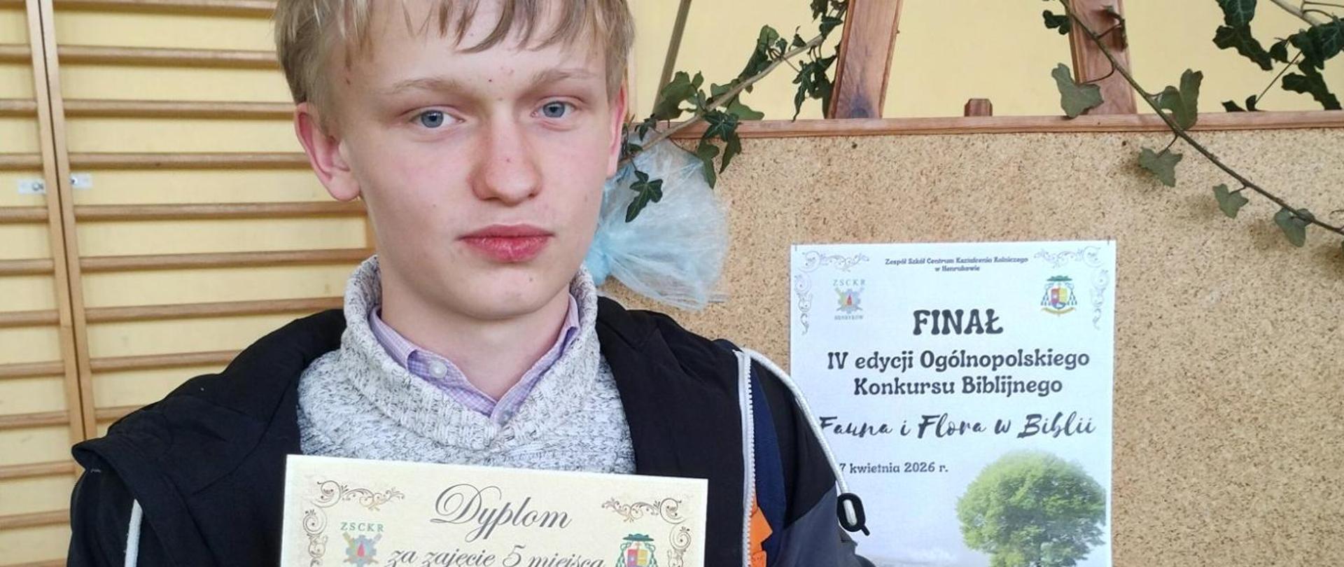 uczeń z dyplomem