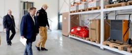 Na zdjęciu minister Marcin Kierwiński zwiedza magazyn