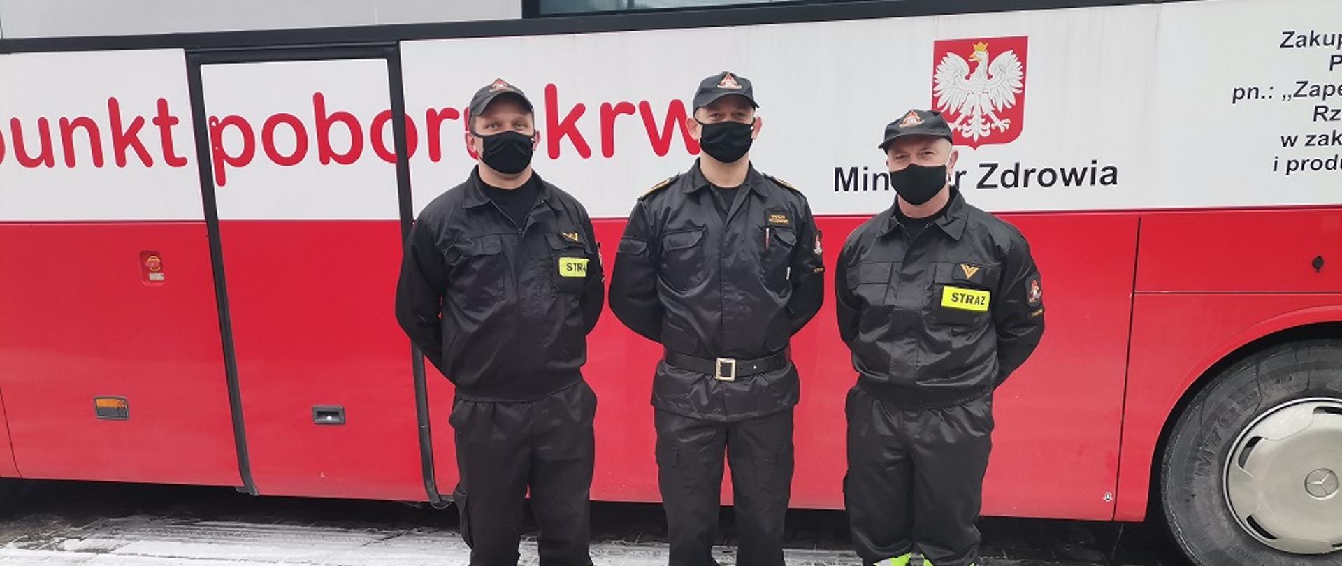 Strażacy na tle autobusu do oddawania krwi