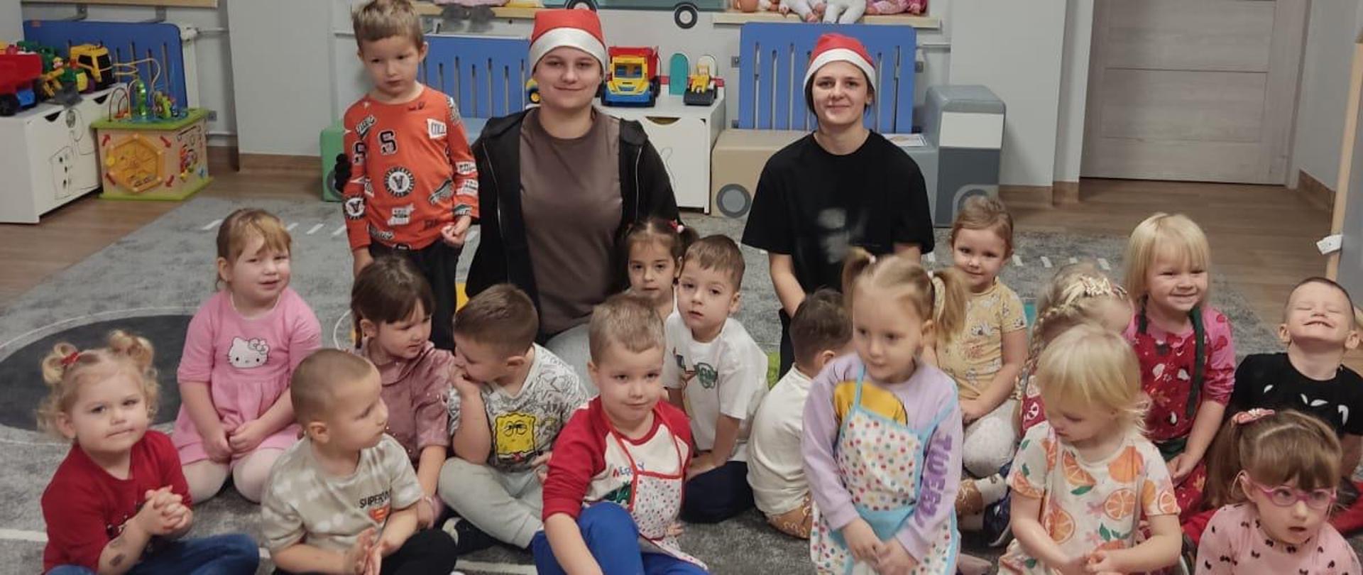 Wizyta uczniów technikum ZSCKR w przedszkolu i wspólne dekorowanie pierników