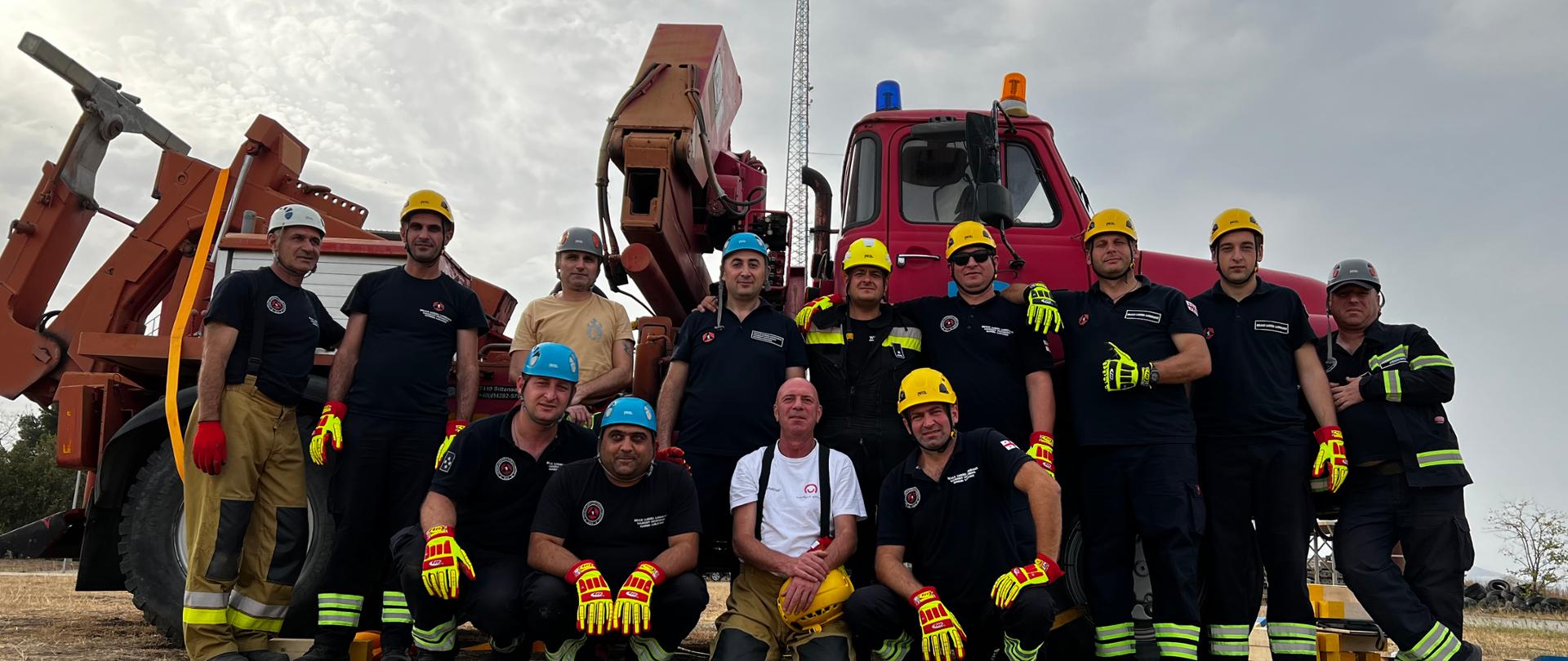 Grupa strażaków pozuje do zdjęcia