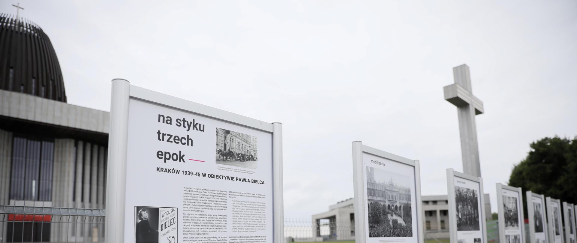 "Kraków na styku trzech epok". Wyjątkowa wystawa przed Muzeum Jana Pawła II i Prymasa Wyszyńskiego, fot. PAP/Leszek Szymański