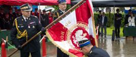 Generał przekazuje sztandar komendantowi powiatowemu