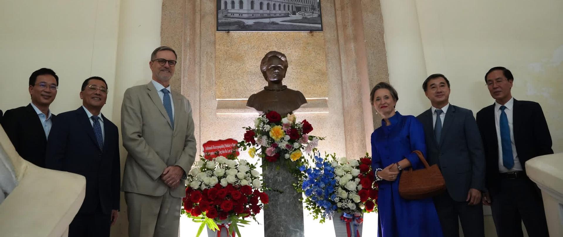 Đặt hoa trước tượng bán thân của Maria Skłodowska-Curie
