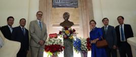 Đặt hoa trước tượng bán thân của Maria Skłodowska-Curie