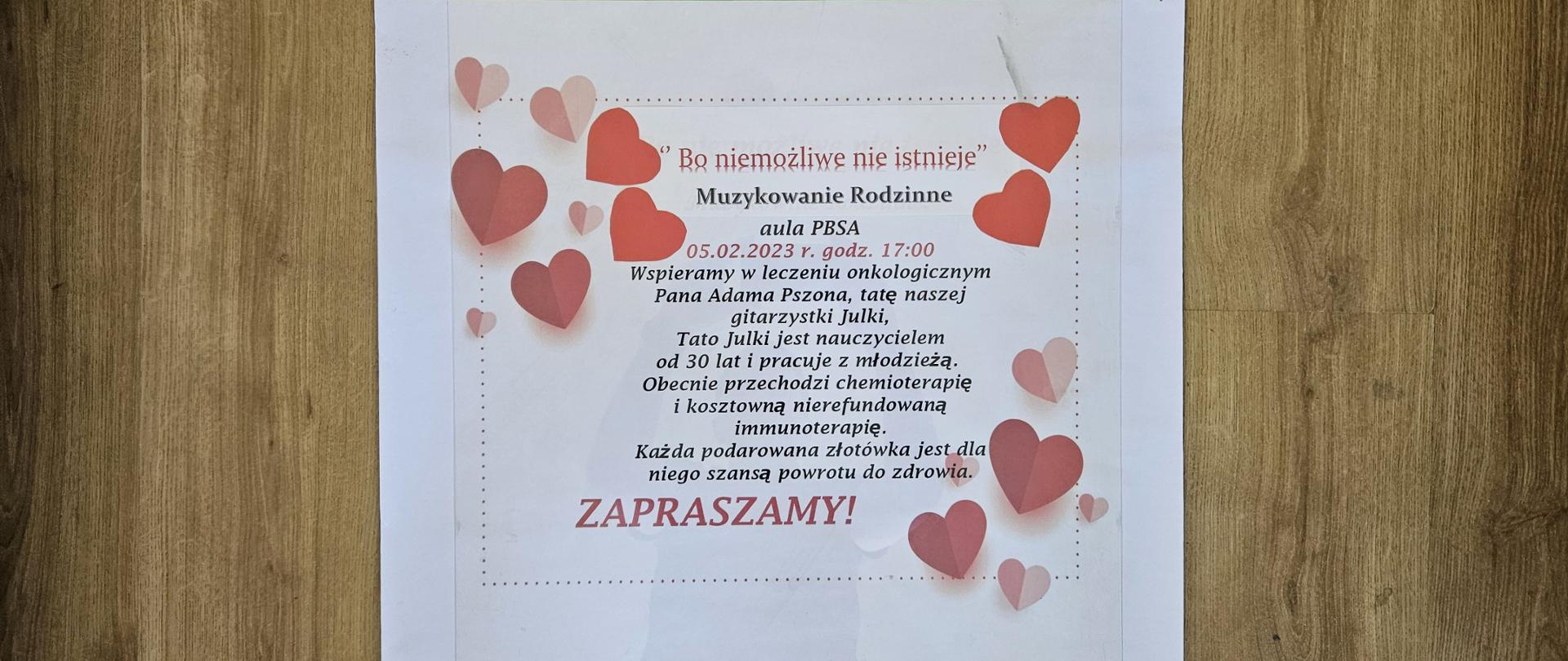 Plakat na tle białym, boki drewniane w środku treść zapraszająca na koncert charytatywny Bo niemożliwe nie istnieje