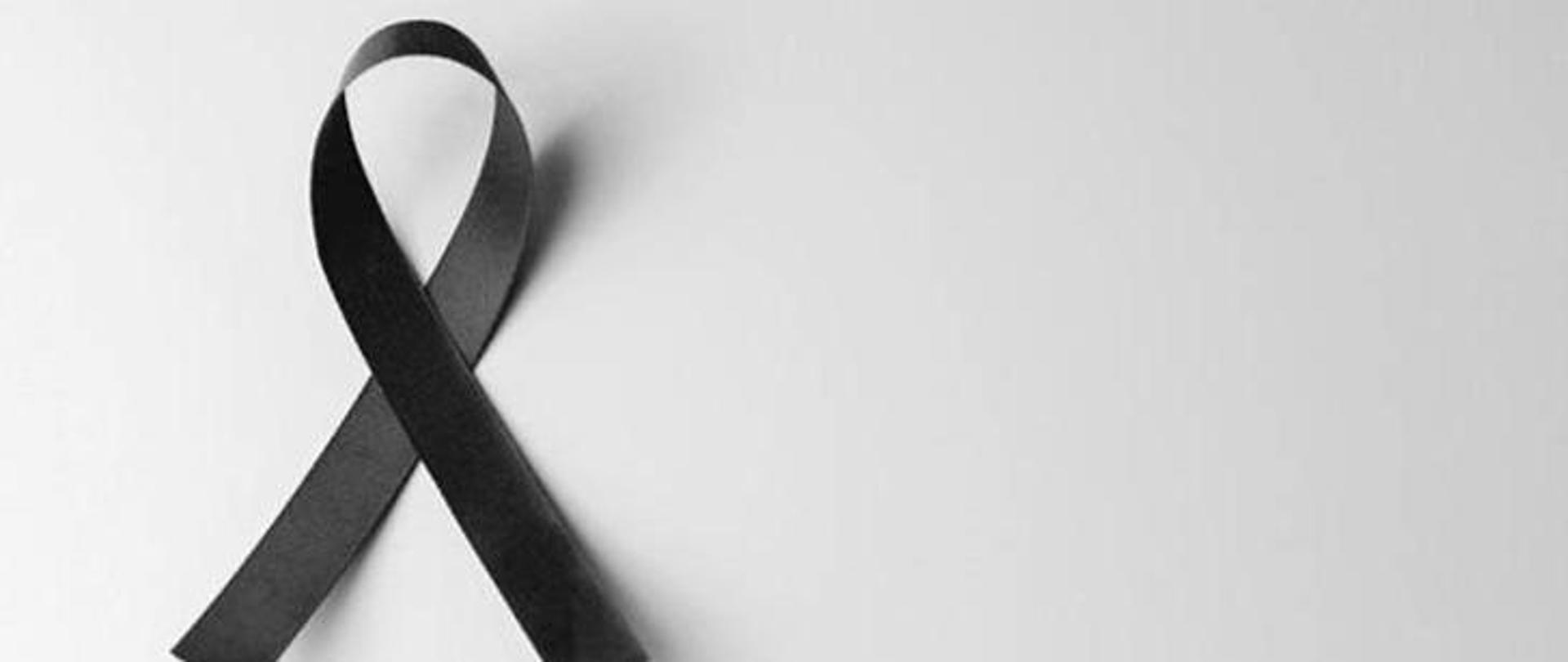 Śmierć strażaka z JRG Żary. Czarna wstążka symbolizująca smutek i żałobę. 