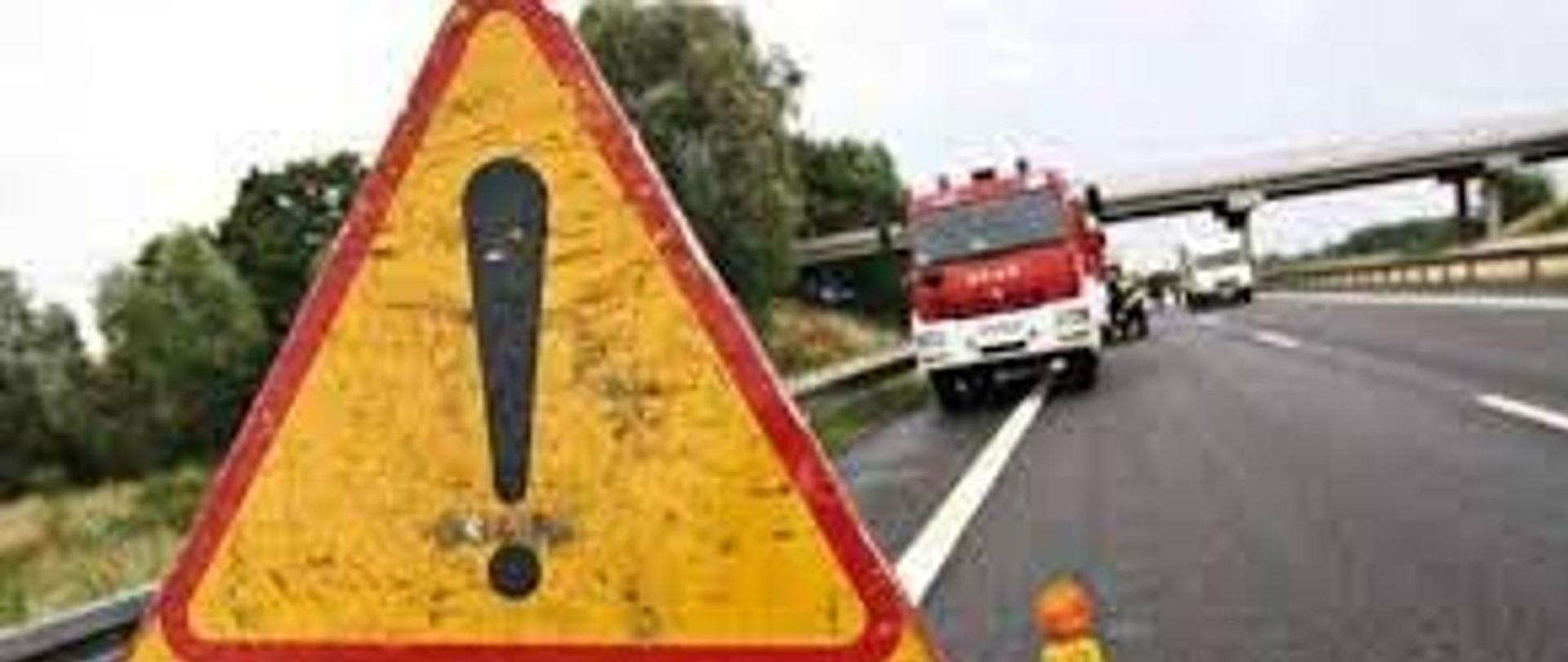 Zdjęcie obrazuje wypadek drogowy i jego oznakowanie podczas pracy służb ratowniczych