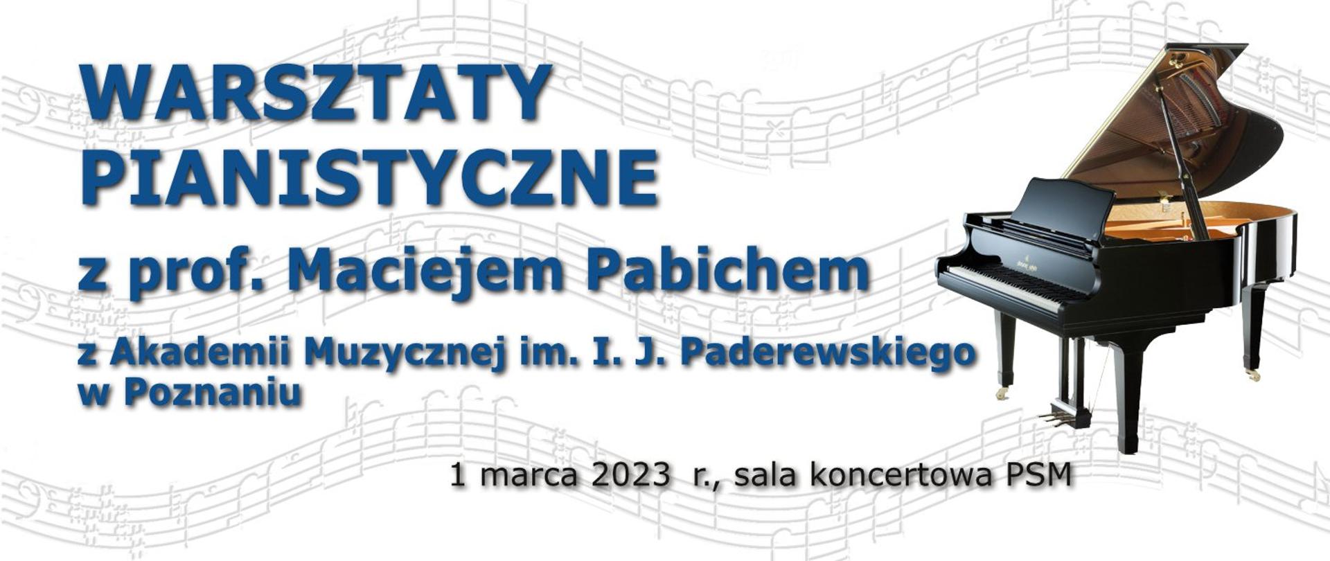Plakat z informacją o warsztatach pianistycznych z prof. M. Pabichem. Na tle wijącego się tekstu nutowego granatowy tekst, po prawej zdjęcie fortepianu, na dole data.
