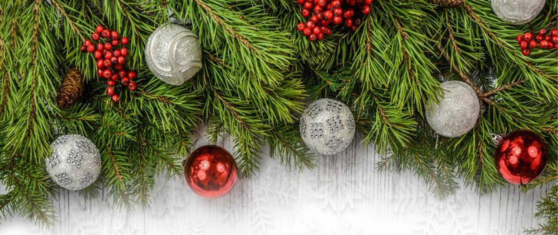 W górnej części gałązki świerkowe z czerwonymi i srebrnymi ozdobami. Poniżej na białym tle tekst życzeń: Z okazji nadchodzących Świąt Bożego Narodzenia składamy Państwu serdeczne życzenia wszelkiej pomyślności, niepowtarzalnej atmosfery, ciepła oraz obfitości wszelkich dóbr. Niech radość i pokój Świąt Bożego Narodzenia, poczucie prywatnego i zawodowego spełnienia towarzyszą Państwu przez cały 2024 rok. życzą Dyrektor i Pracownicy Państwowej Szkoły Muzycznej I stopnia imienia Karola Kurpińskiego we Wschowie.