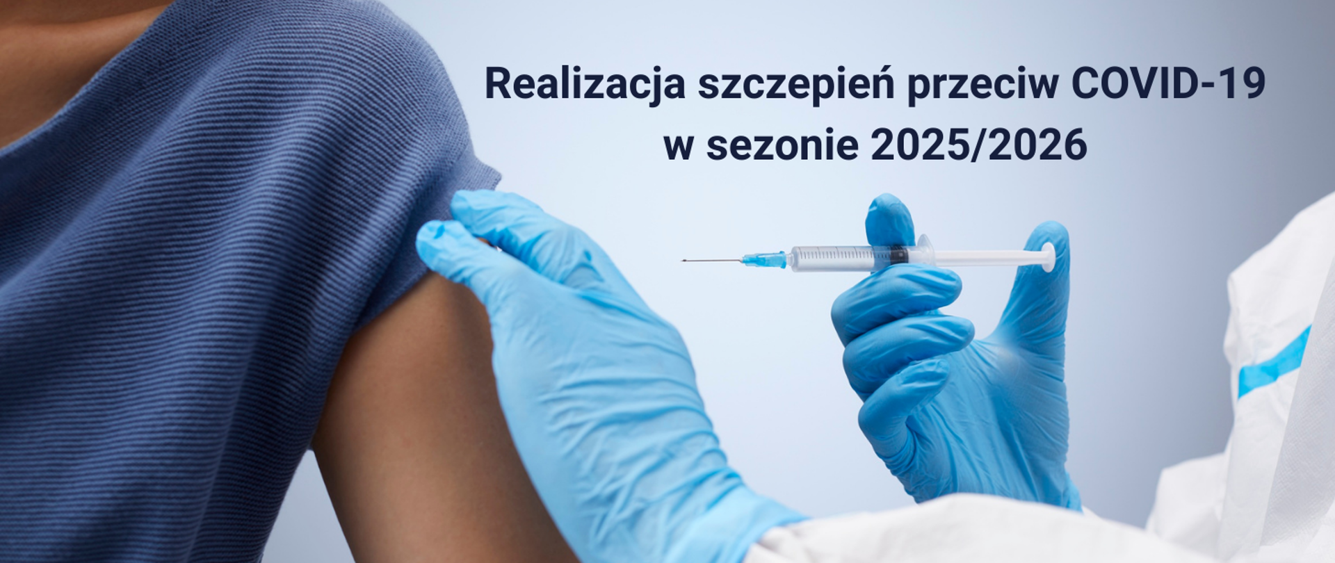 zdjęcie - szaroniebieskie tło, widoczne ramię osoby, która będzie zaszczepiona i dłonie pracownika medycznego w niebieskich rękawiczkach, który zbliża strzykawkę z igłą do ramienia pacjenta