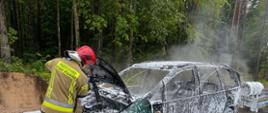 Pożar samochodu - zdjęcie z działań ratowniczych, gaszenie pojazdu
