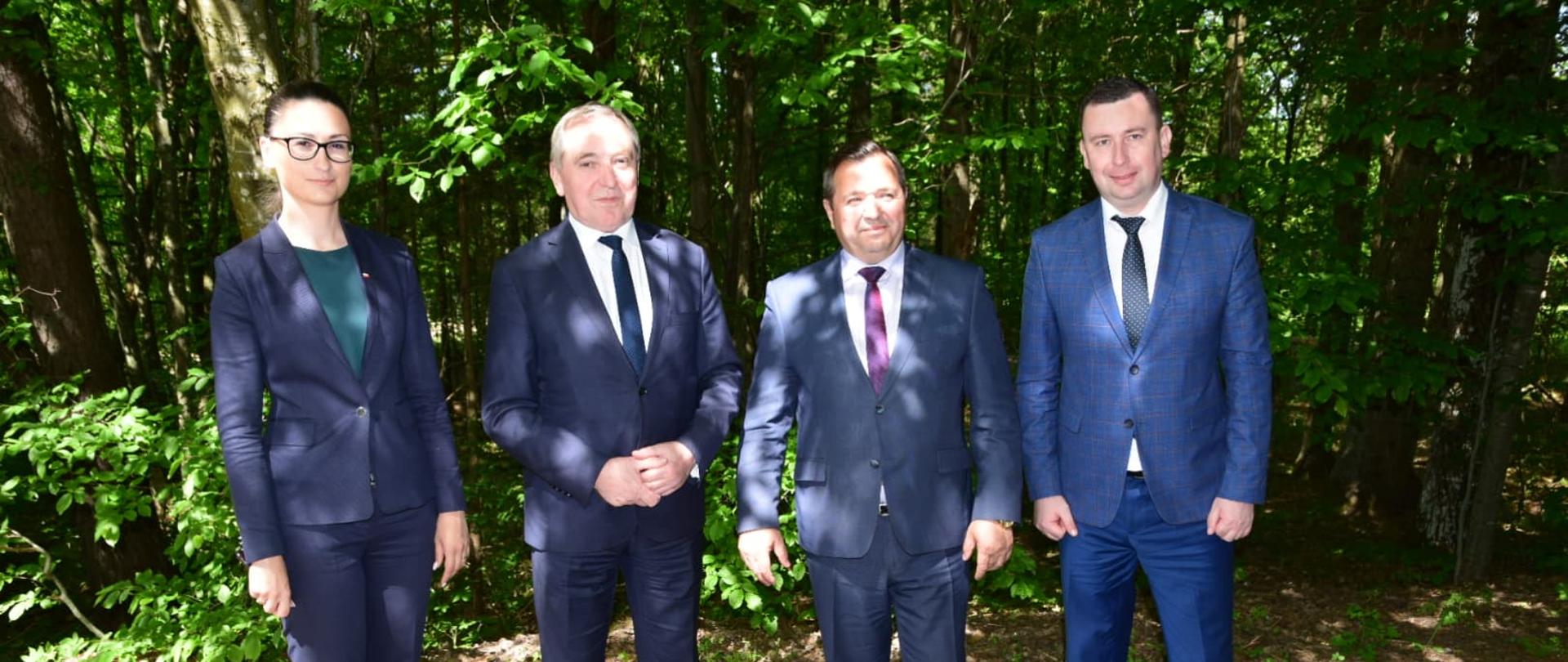 Minister Henryk Kowalczyk i wiceminister Małgorzata Golińska z wizytą w puszczy