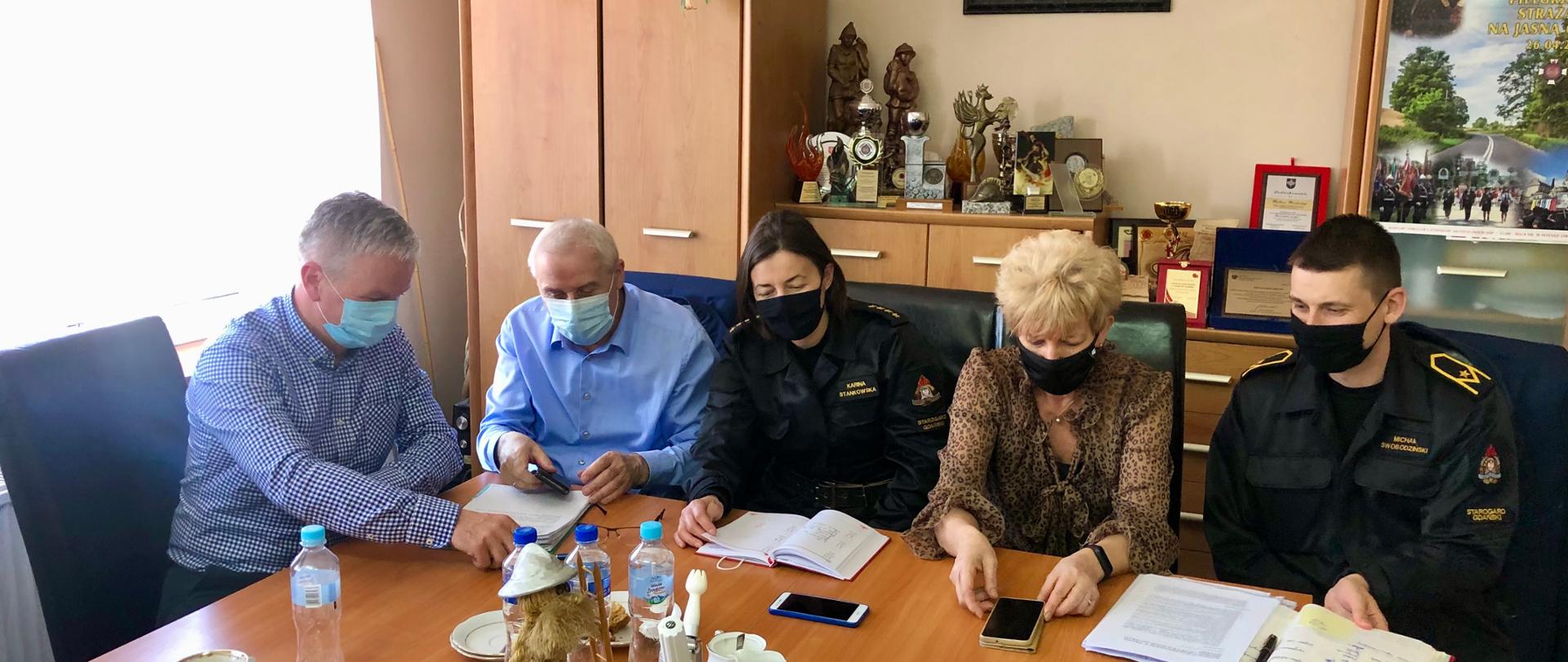 Zdjęcie przedstawia uczestników spotkania: przedstawicieli Komendy PSP i Zarządu Powiatowego