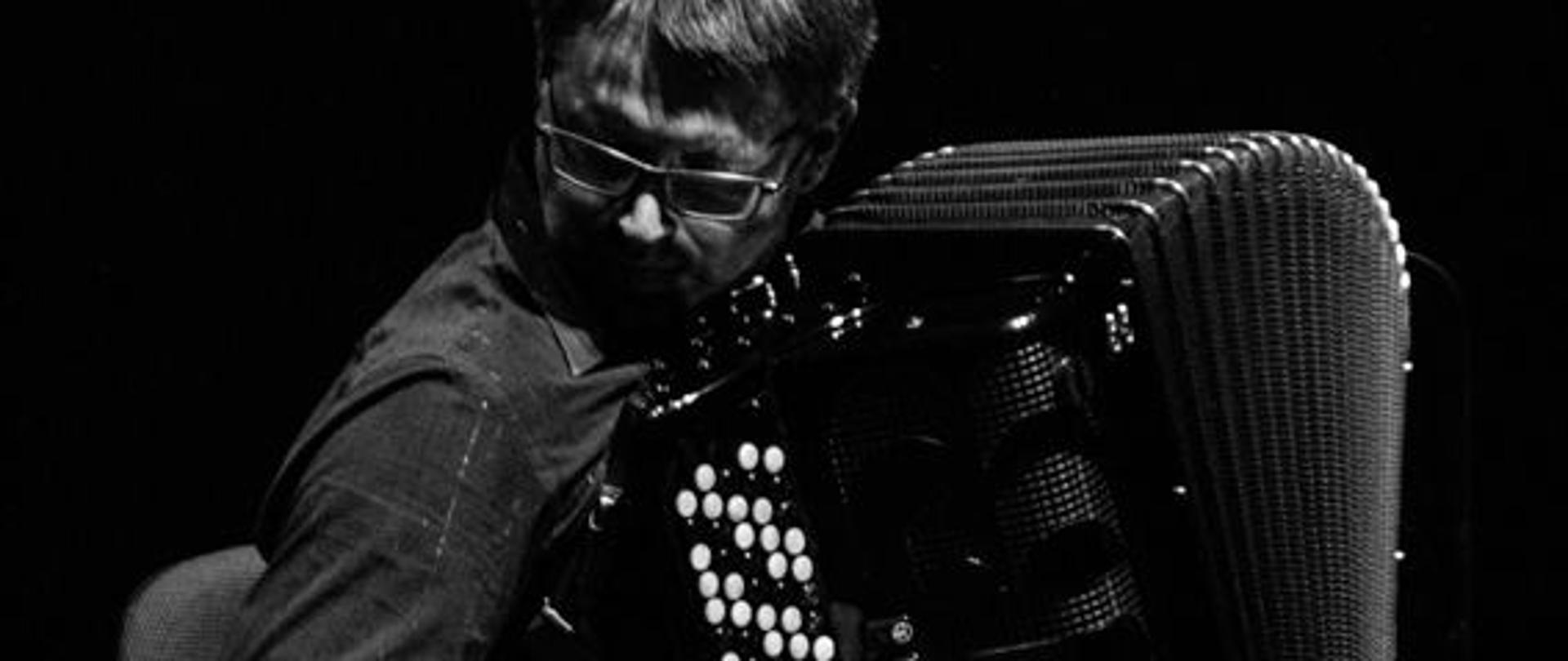 Akordeonista Daniel Lis z akordeonem