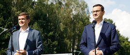 Premier i Minister przy mikrofonach