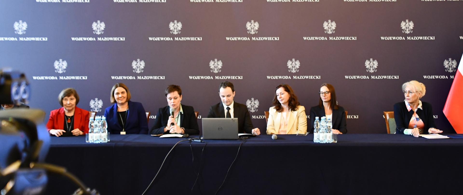 Na zdjęciu widać kobiety i mężczyzn