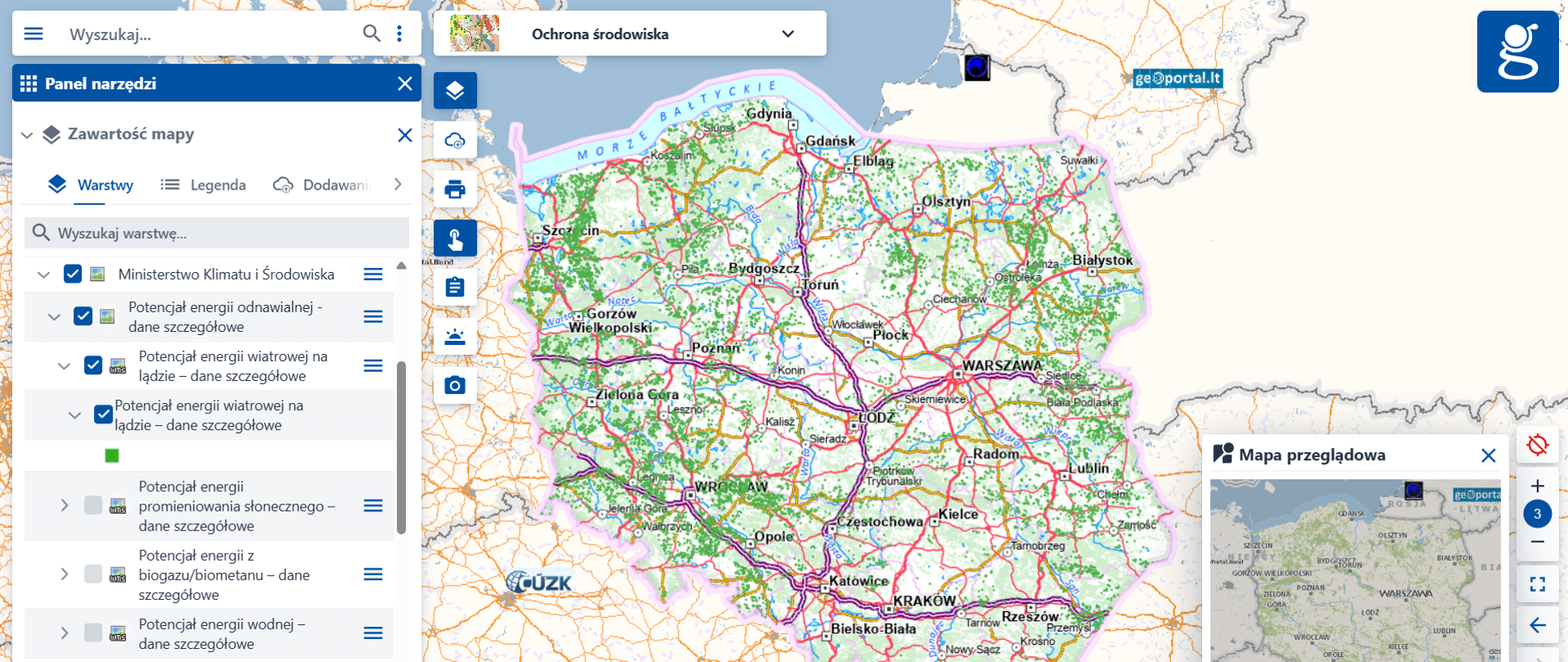 Mapa Polski w serwisie Geoportal z włączoną warstwą „Ochrona środowiska” prezentującą szczegółowe dane o potencjale odnawialnych źródeł energii. Widoczne są zaznaczone obszary potencjału energii wiatrowej (zielone punkty), sieć dróg (czerwone i żółte linie), granice administracyjne oraz główne miasta, takie jak Warszawa, Kraków, Poznań i Gdańsk. Po lewej stronie znajduje się panel narzędzi z listą warstw, a po prawej mini mapa przeglądowa Polski.