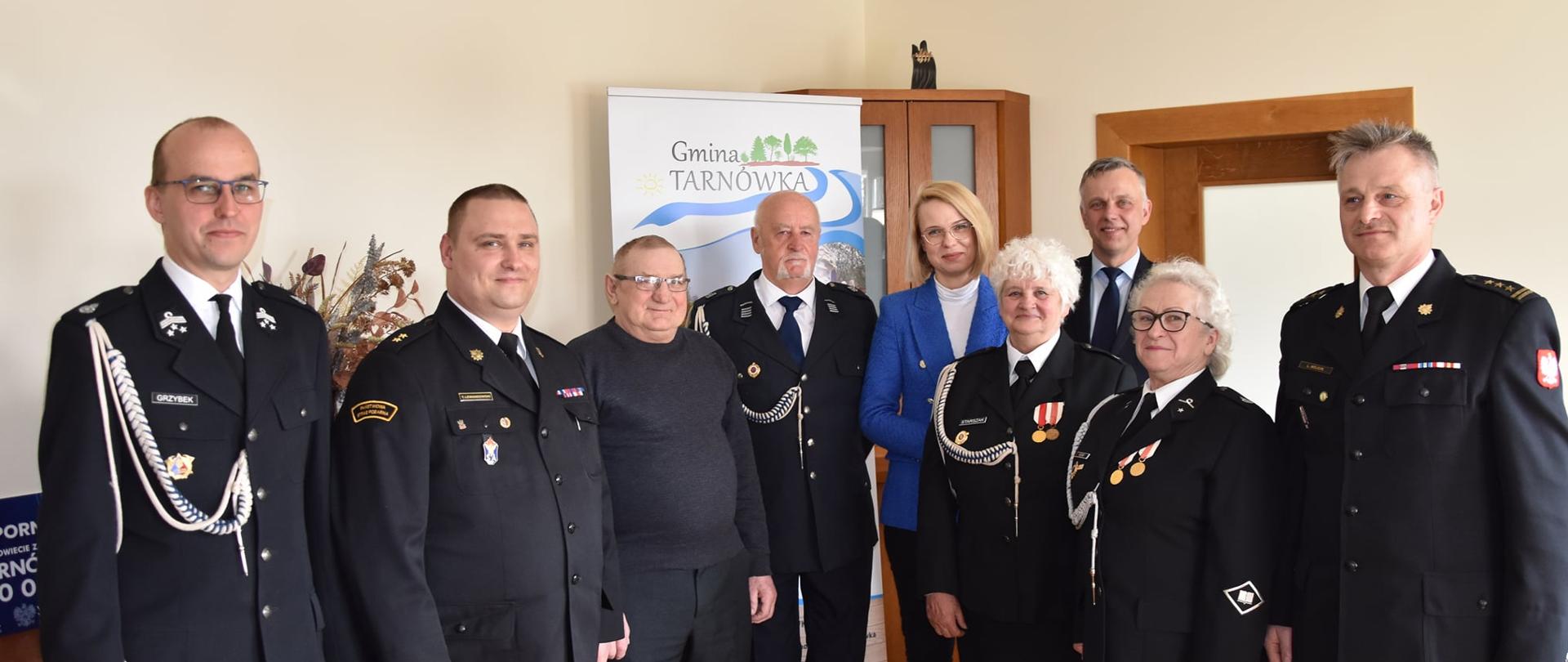 Na zdjęciu Poseł na sejm RP Marta Kubiak Komendant Powiatowy PSP mł. kpt. Tomasz Lewandowski oraz beneficjenci decyzji.