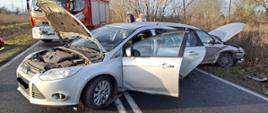 Uszkodzone dwa pojazdy w wypadku drogowym na trasie Trzcianka-Piła.