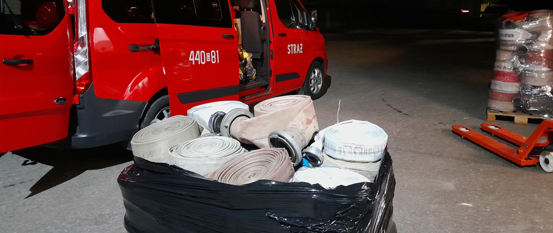 Spakowane węże pożarnicze na palecie.