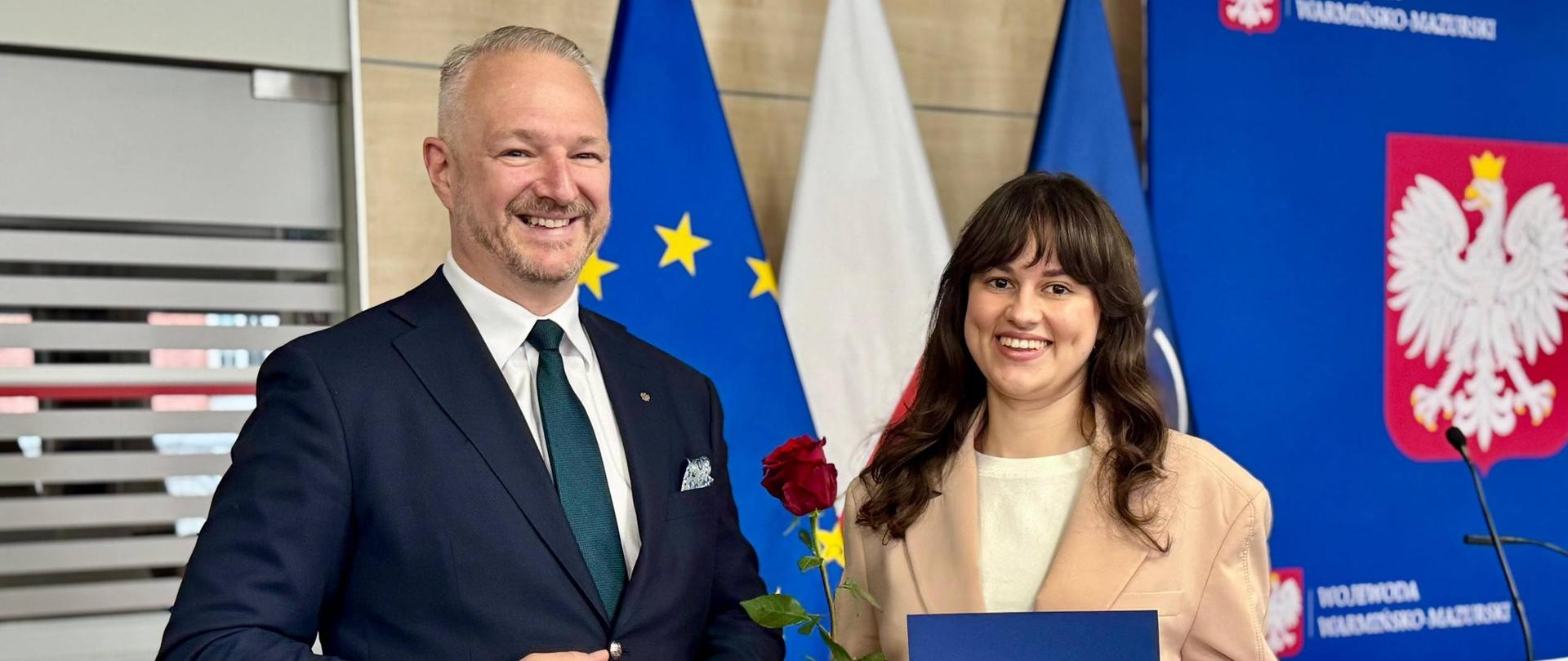 Wojewoda Radosław Król podczas uroczystości z osobami, które otrzymały obywatelstwo.