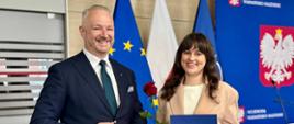 Wojewoda Radosław Król podczas uroczystości z osobami, które otrzymały obywatelstwo.