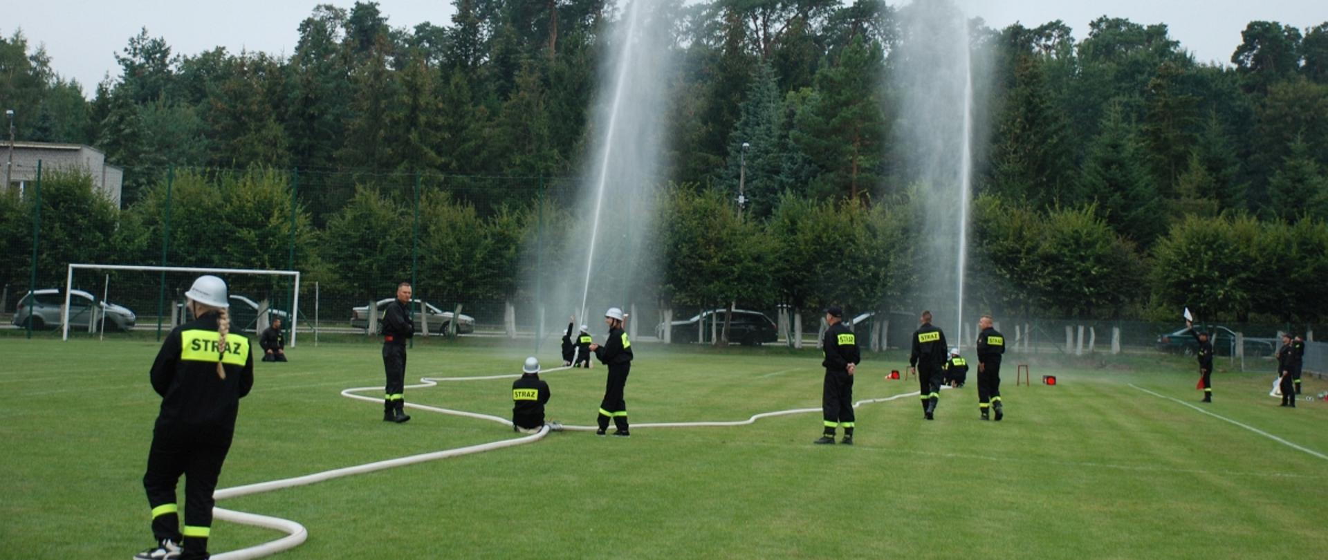 konkurencja ćwiczenie bojowe na boisku w wykonaniu drużyny OSP