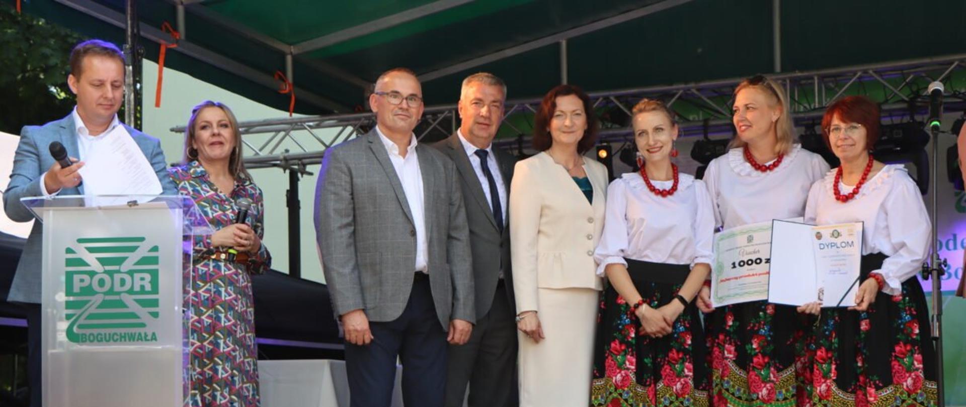 Wojewoda podkarpacki Ewa Leniart na scenie w gronie uczestników Dni Otwartych Drzwi w Podkarpackim Ośrodku Doradztwa Rolniczego w Boguchwale 