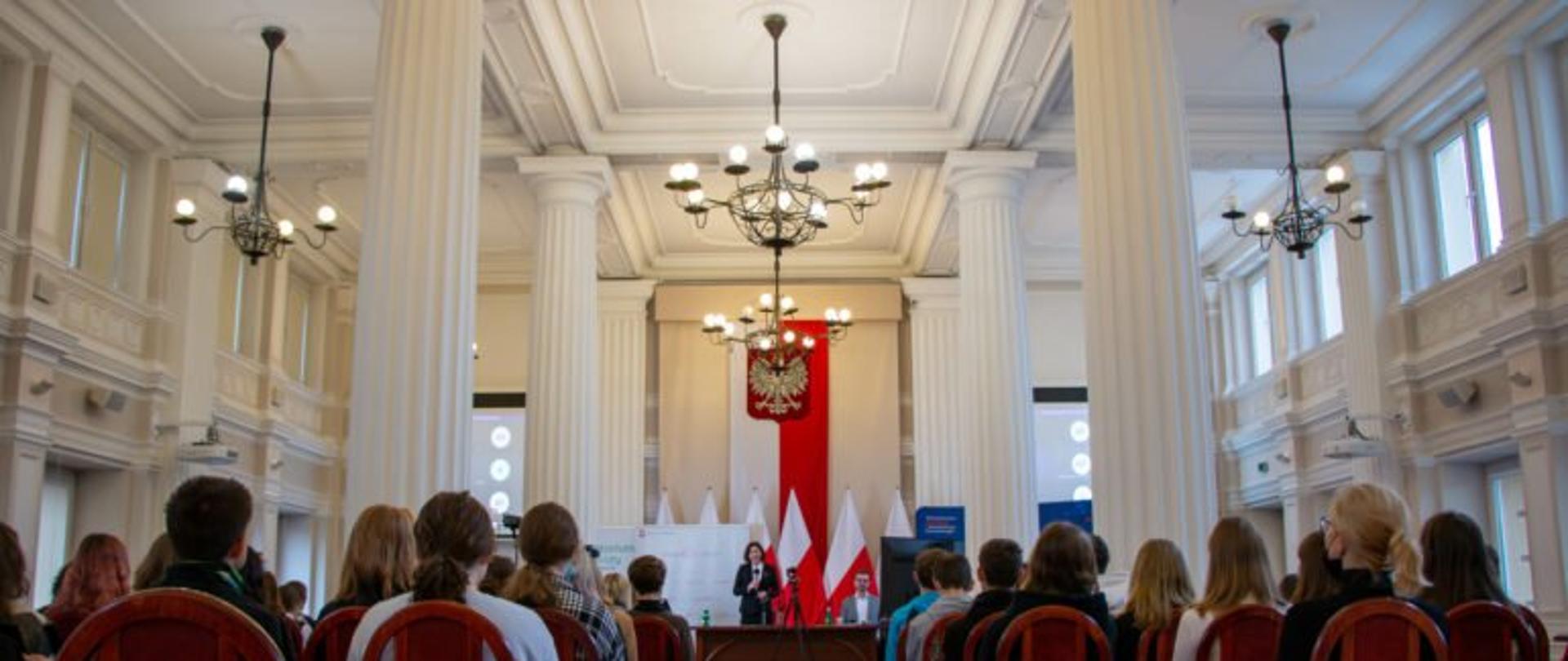 Wojewoda Ewa Leniart przemawia do uczestników patriotycznej lekcji z udziałem młodzieży