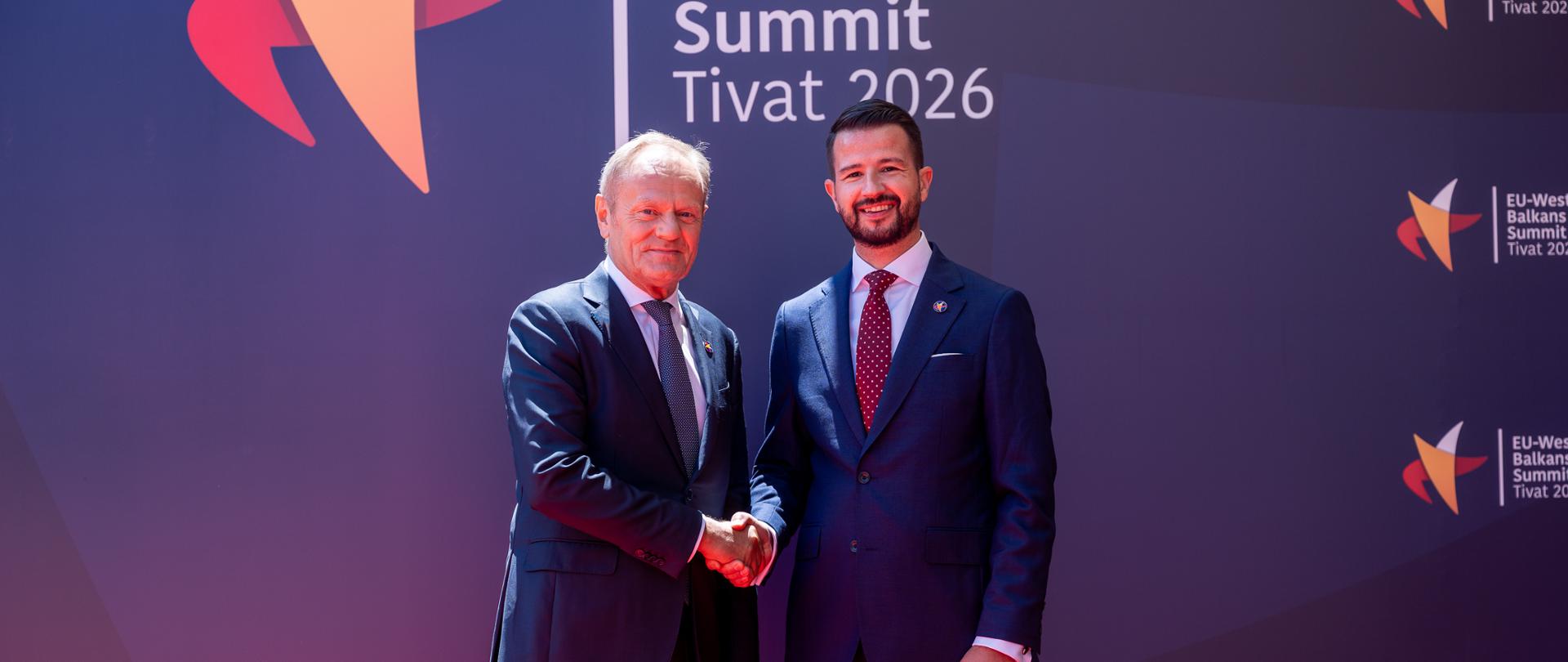 Premier Donald Tusk z Prezydentem Czarnogóry Jakovem Milatoviciem ściskają sobie dłonie podczas oficjalnego spotkania na tle ścianki z napisem EU WESTERN BALKAN SUMMIT TIVAT 2026