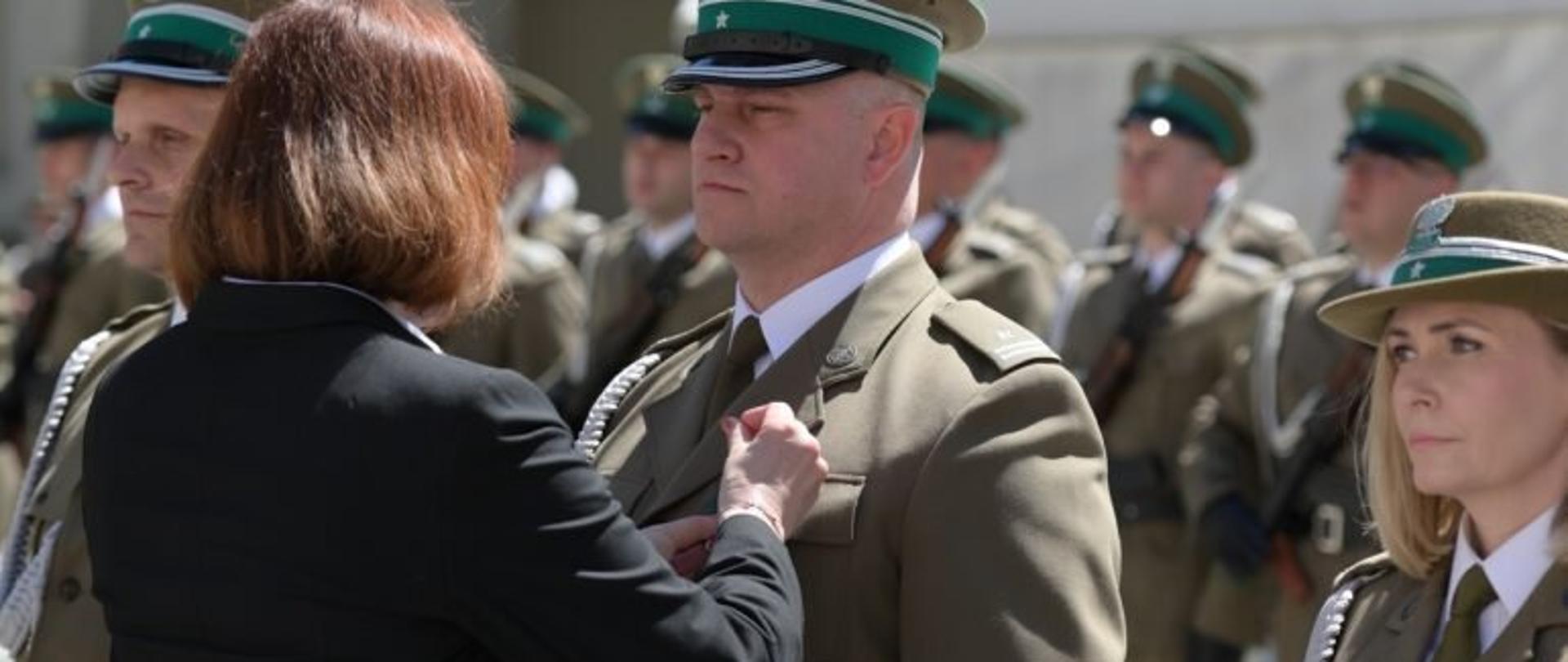 Wojewoda podkarpacki Ewa Leniart wręcza odznaczenia funkcjonariuszom Bieszczadzkiego Oddziału Straży Granicznej