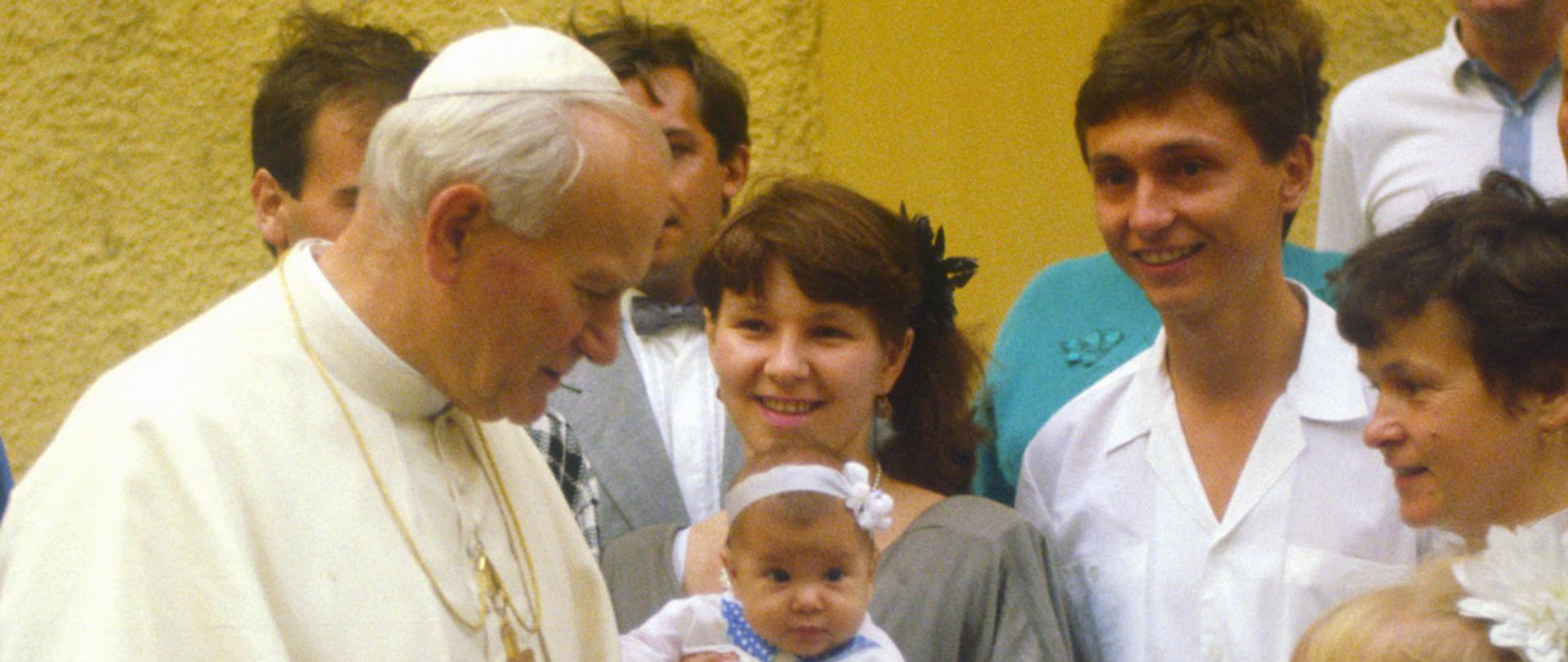 25.09.1987 Castel Gandolfo. Il Papa Giovanni Paolo II saluta un gruppo di Polacchi dopo la Santa Messa.