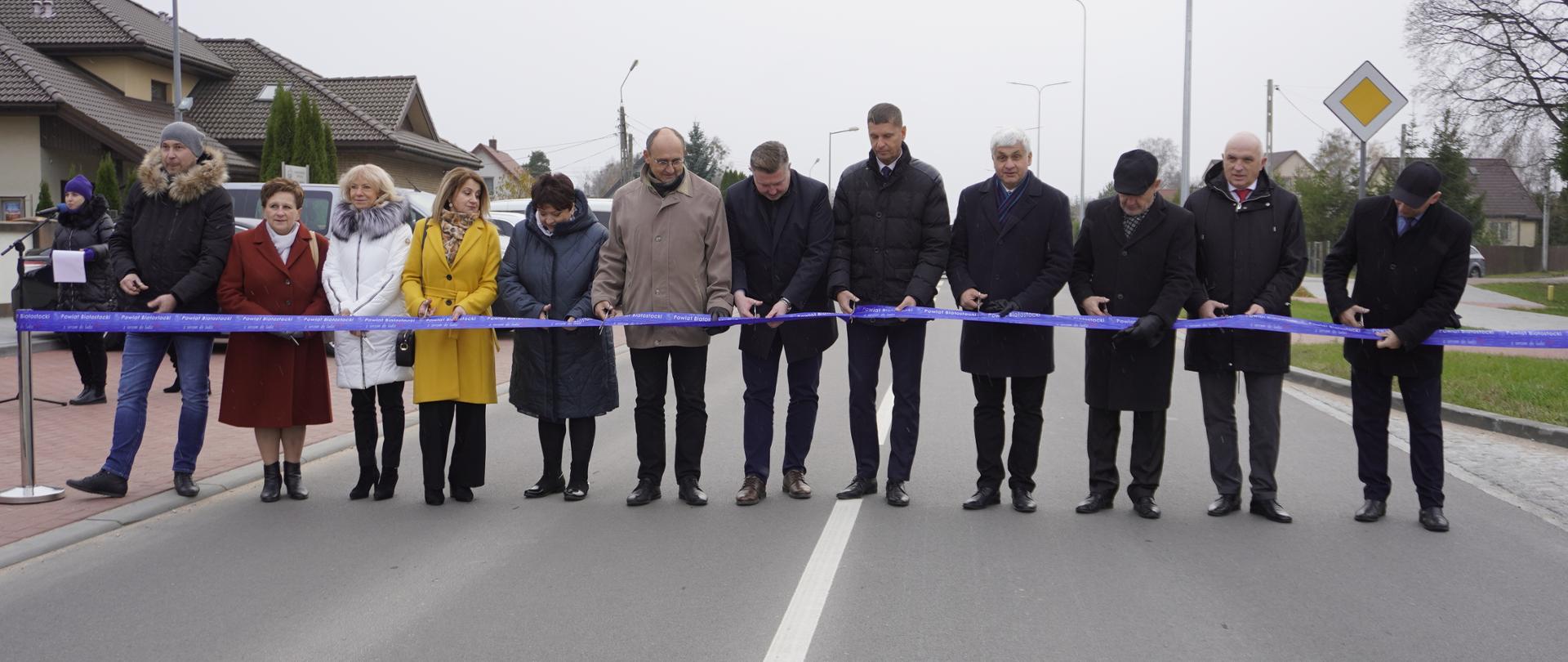 Wojewoda podlaski Bohdan Paszkowski na oficjalnym otwarciu wyremontowanej głównej drogi Księżyna