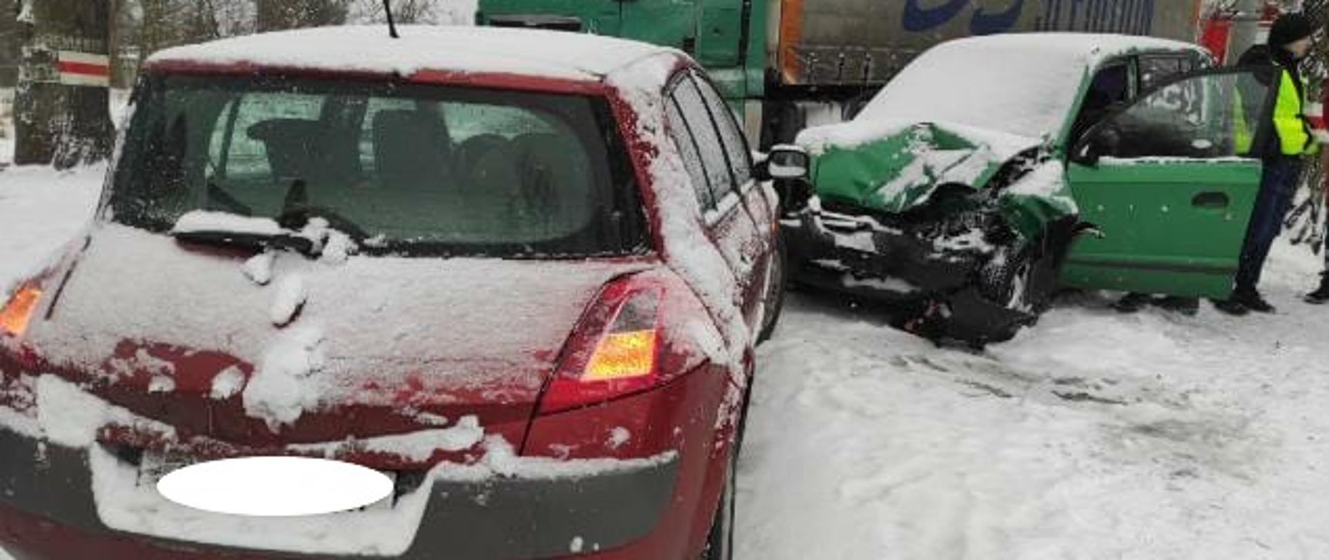 Na zdjęciu uszkodzone pojazdu na DK 23 