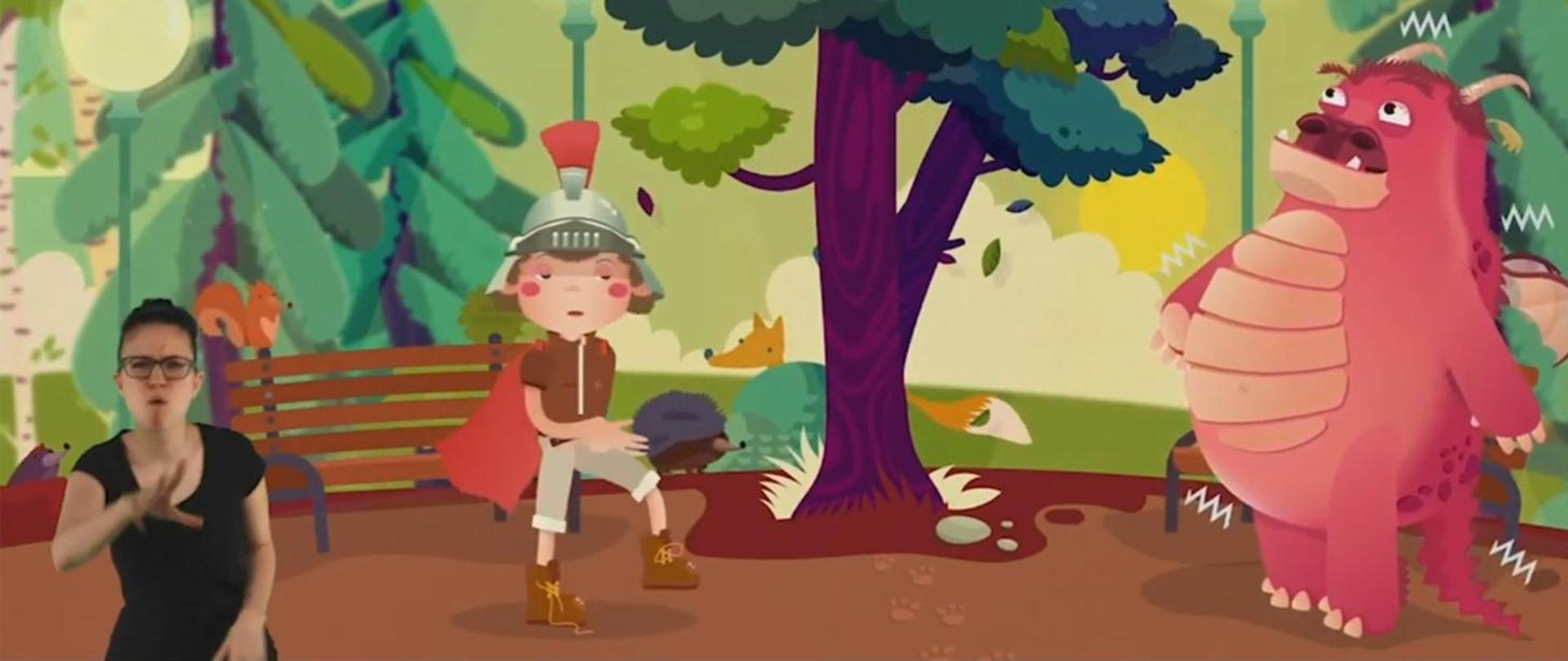 bajkowa postać chłopca w hełmie oraz postać czerwonego małego i przyjaznego smoka stojące w parku, wokół zwierzęta i drzewa. U boku ekrany ikona osoby tłumaczącej w języku migowym