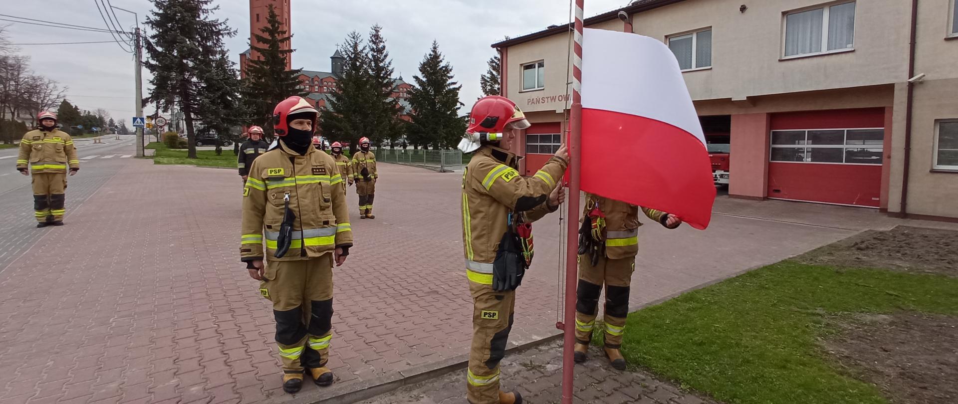 Podniesienie flagi państwowej w KP PSP Łosice