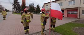 Uroczysta zmiana służby i podniesienie flagi państwowej na maszt w KP PSP Łosice