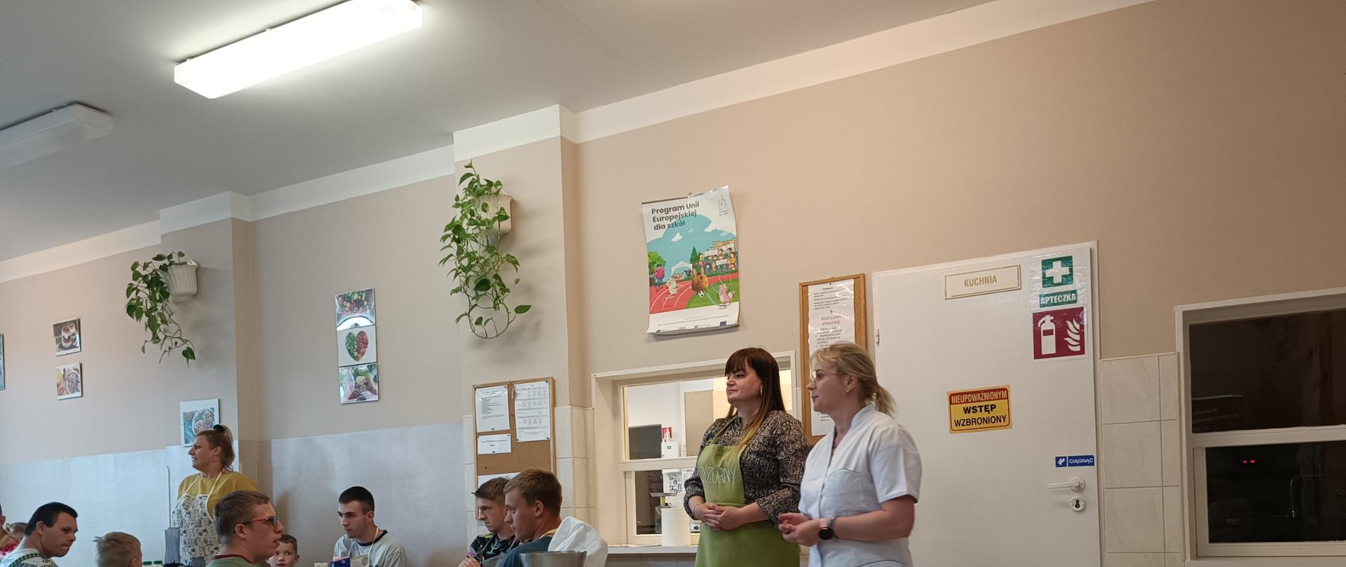 Zajęcia kulinarne na stołówce szkolnej.