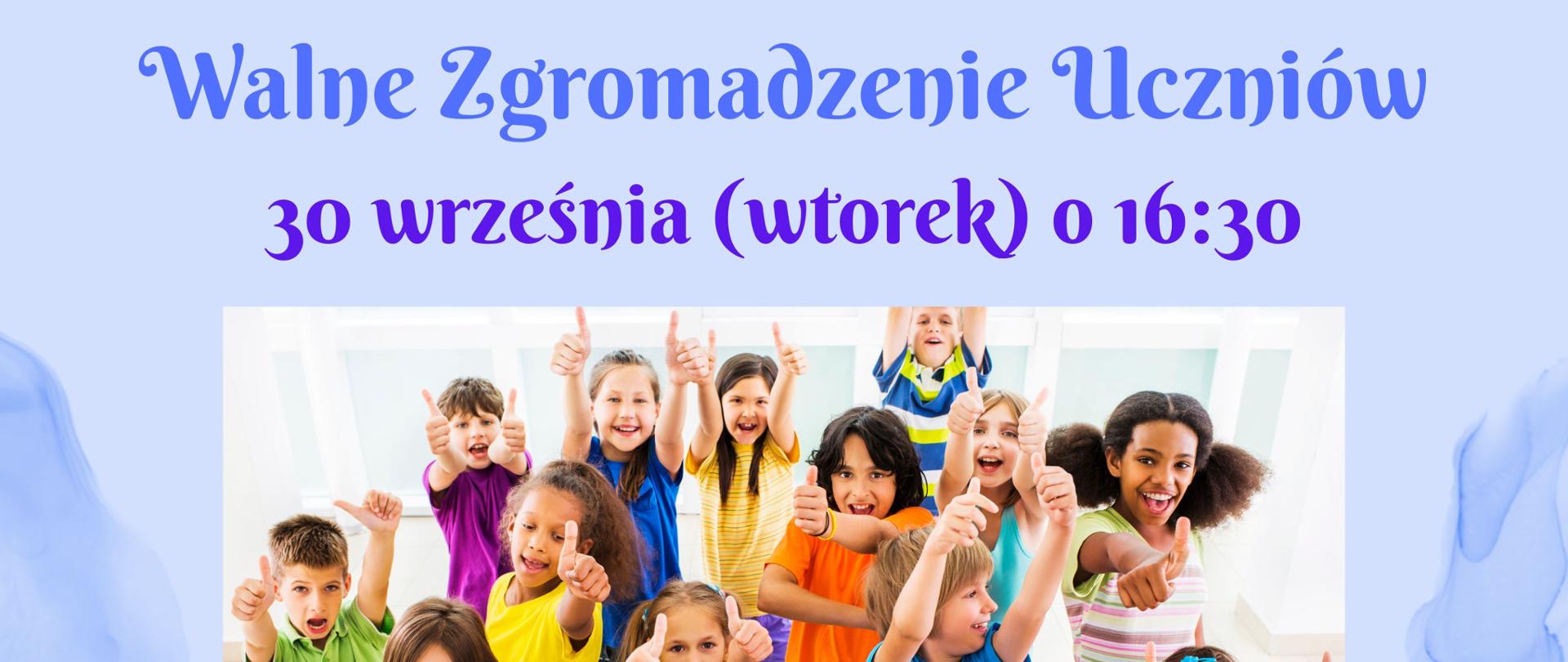 Plakat ma jasnoniebieskie tło z grafiką uczniów w kolorowych ubraniach pokazujących kciuki do góry. Na górze widnieje logo i nazwa Państwowej Szkoły Muzycznej I st. nr 1 w Kędzierzynie-Koźlu oraz duży napis „Walne Zgromadzenie Uczniów 30 września (wtorek) o 16:30”. W dolnej części umieszczono zachętę do uczestnictwa oraz informacje o tematach zebrania, a całość kończy napis „Do zobaczenia 😊”.