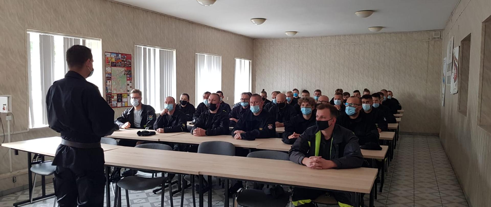 Zdjęcie przedstawia inaugurację szkolenia podstawowego strażaków ratowników OSP