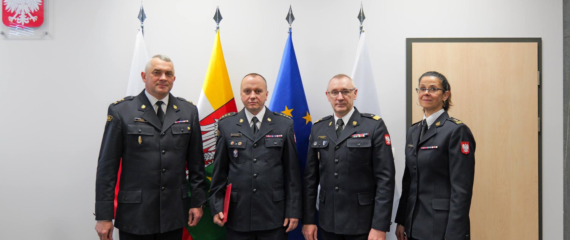 Z dniem 1 kwietnia 2026 roku Lubuski Komendant Wojewódzki Państwowej Straży Pożarnej nadbryg. Janusz Drozda powierzył st. kpt. Marcinowi Kaproniowi obowiązki Zastępcy Komendanta Powiatowego Państwowej Straży Pożarnej w Nowej Soli.